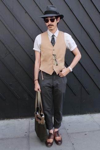 Как носить бежевый жилет с серыми брюками чинос