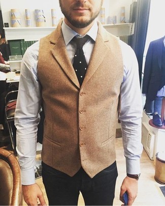 Какие джинсы носить с бежевым жилетом