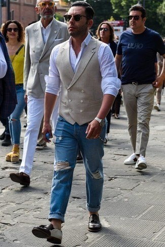 Какие джинсы носить с бежевым жилетом