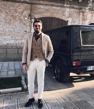 Какие лоферы носить с бежевым жилетом