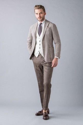 Как носить бежевый жилет с светло-коричневым пиджаком