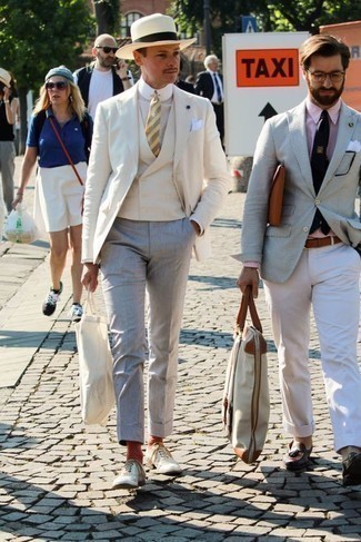 Как носить бежевый жилет с светло-коричневым пиджаком