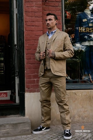 Как носить бежевый жилет с светло-коричневым пиджаком