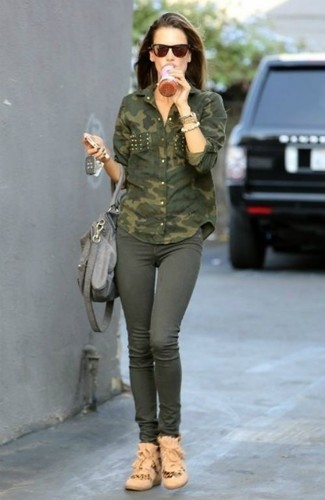 С чем носить бежевые кроссовки на танкетке