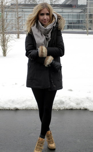 С чем носить бежевые кроссовки на танкетке