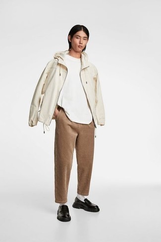 Какие брюки чинос носить с бежевой ветровкой