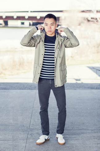 Какие низкие кеды носить с бежевой ветровкой мужчине