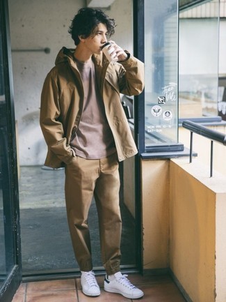 Какие низкие кеды носить с бежевой ветровкой мужчине