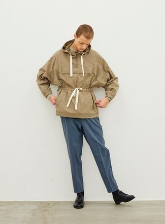 Как носить бежевую ветровку с темно-синими брюками чинос