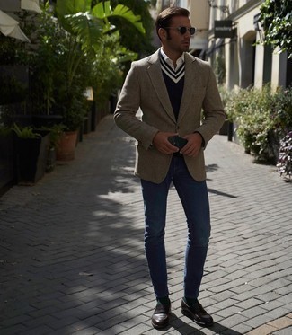 Как носить бежевый шерстяной пиджак с синими джинсами мужчине