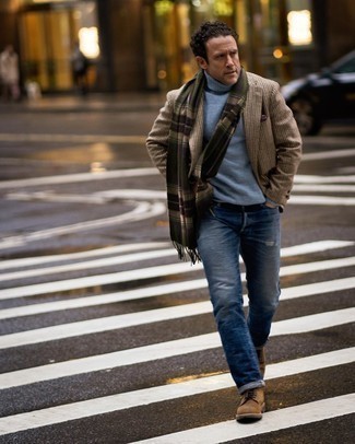 Как носить бежевый шерстяной пиджак с синими джинсами мужчине