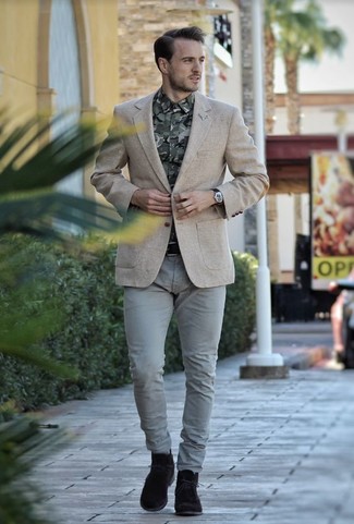 Как носить бежевый шерстяной пиджак с серыми брюками чинос