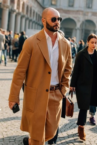 С чем носить бежевые шерстяные классические брюки мужчине