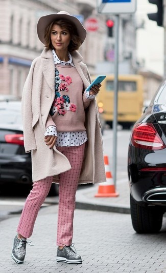 С чем носить бежевую шерстяную шляпу женщине