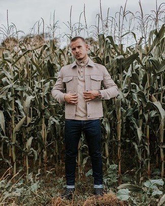 Как носить бежевую шерстяную куртку-рубашку с синими джинсами мужчине