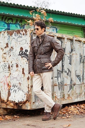 Как носить бежевую шерстяную водолазку с коричневыми кожаными ботинками дезертами