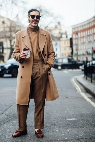 Как носить бежевую шерстяную водолазку с темно-коричневым костюмом