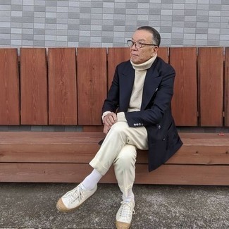 С чем носить бежевую шерстяную водолазку мужчине