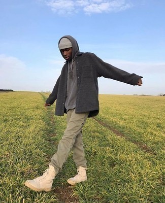 Какие куртки-рубашки носить с бежевыми рабочими ботинками мужчине