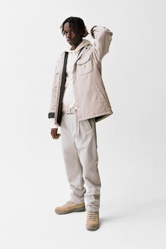 Какие куртки-рубашки носить с бежевыми рабочими ботинками мужчине