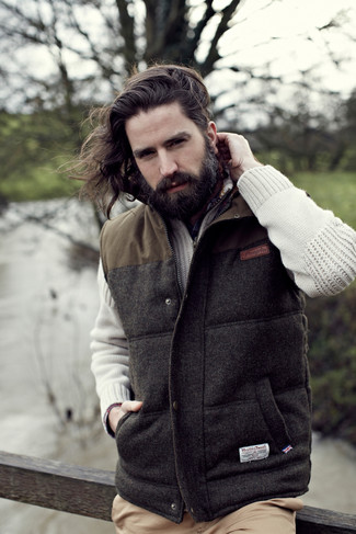 С чем носить бежевый свитер с воротником на молнии мужчине