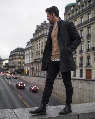 С чем носить бежевый свитер с воротником на молнии мужчине