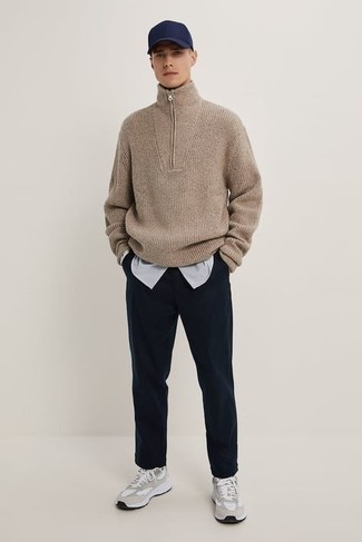 С чем носить бежевый свитер с воротником на молнии мужчине