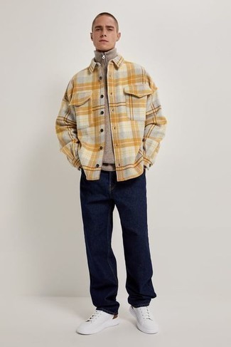 С чем носить бежевый свитер с воротником на молнии мужчине