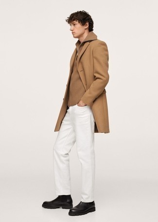 С чем носить бежевый свитер с воротником на молнии мужчине