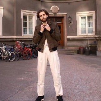 Какие кроссовки носить с бежевым свитером на молнии мужчине