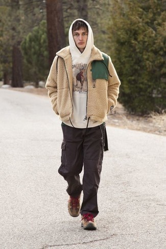 Какие брюки карго носить с бежевым свитером на молнии