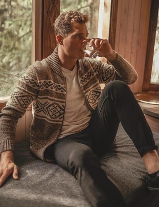 Какие брюки чинос носить с бежевым свитером на молнии