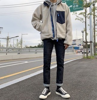 С чем носить бежевый свитер на молнии мужчине