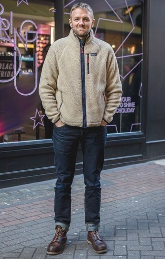 С чем носить бежевый свитер на молнии мужчине