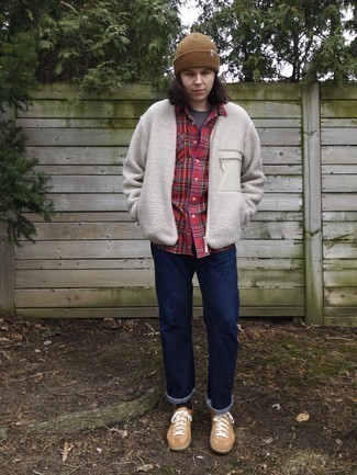 С чем носить бежевый свитер на молнии мужчине