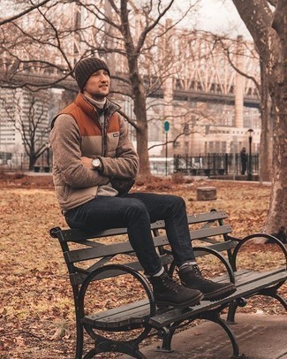 С чем носить бежевый свитер на молнии мужчине