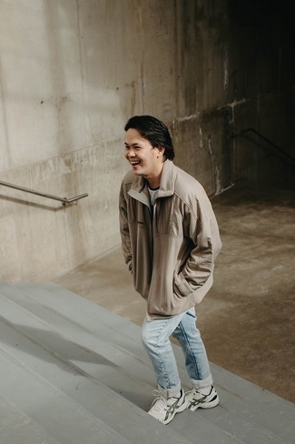 С чем носить бежевый свитер на молнии мужчине