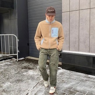 С чем носить бежевый свитер на молнии мужчине