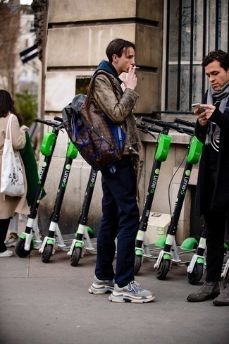 Как носить косуху с кроссовками мужчине