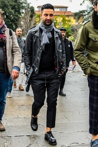 Как носить косуху с свитером с круглым вырезом мужчине