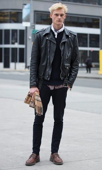 Как носить косуху с свитером с круглым вырезом мужчине