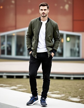 Какие бомберы носить с черно-синими кроссовками мужчине