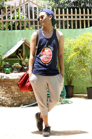 Какие майки носить с черно-синими кроссовками мужчине