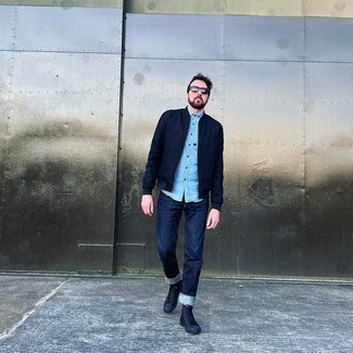 С чем носить черно-синие высокие кеды мужчине