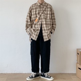 С чем носить черно-синие высокие кеды мужчине