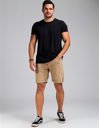 С чем носить черно-синие низкие кеды мужчине