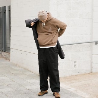 С чем носить черно-синюю куртку-пуховик мужчине