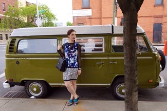 С чем носить черно-синее платье прямого кроя