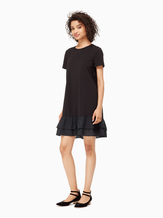 С чем носить черно-синее платье прямого кроя