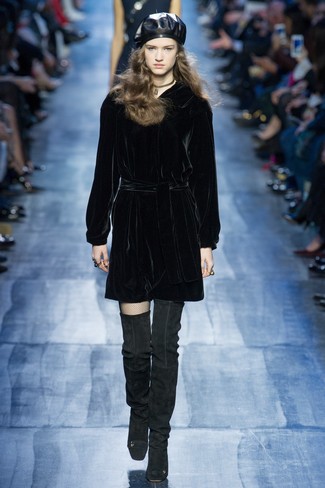 С чем носить черно-синее платье прямого кроя